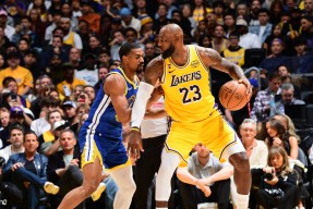 kysports-篮球世界杯决赛勇士队力压对手，成功捧得奖杯！()