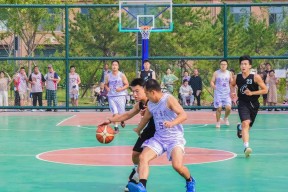 开云体育sports-描写篮球场上球员风姿的优美与段